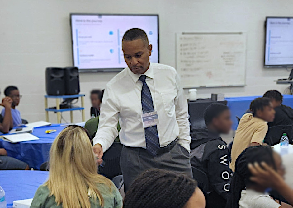 Dr. Finley speaking with students during the session